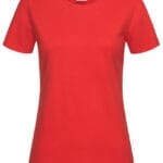 Rød t-shirt hænger fladt i et neutralt oplyst, hvidt studie, viser fronten med korte ærmer og rund hals. Foran på kraven er der en hvid etiket.