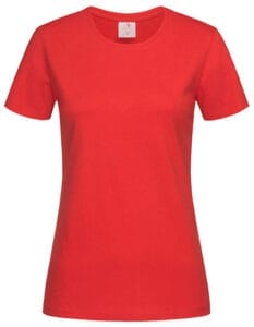 Rød t-shirt hænger fladt i et neutralt oplyst, hvidt studie, viser fronten med korte ærmer og rund hals. Foran på kraven er der en hvid etiket.