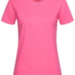 En lyserød kortærmet t-shirt, placeret mod en hvid baggrund, hænger stille uden synlig bevægelse.
