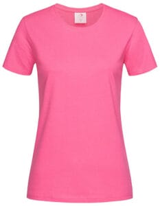 En lyserød kortærmet t-shirt, placeret mod en hvid baggrund, hænger stille uden synlig bevægelse.