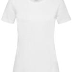 Hvid t-shirt hænger frit mod en lys baggrund.