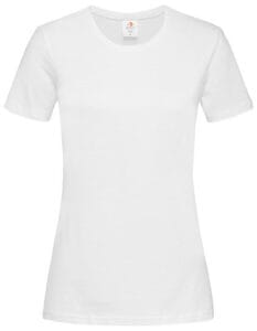 Hvid t-shirt hænger frit mod en lys baggrund.