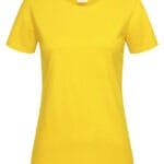 En gul T-shirt hænger mod en hvid baggrund. T-shirten har korte ærmer og rund halsudskæring. Der er ingen tryk eller design på stoffet.