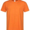 Orange T-shirt hængende på en hvid baggrund.