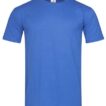 Blå t-shirt med rund hals hænger på en hvid baggrund. Trøjen er enkel uden tryk eller mønster.