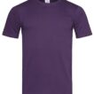 En lilla T-shirt uden mønster hænger frit mod en hvid baggrund. Der er en hvid mærkeseddel synlig ved halsen.