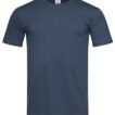 Mørkeblå kortærmet t-shirt vises fladt mod en hvid baggrund. T-shirten har en rund hals og er uden særlige mønstre eller designs. En lille etiket er synlig ved kraven.