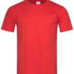 Rød t-shirt hænger mod en hvid baggrund.