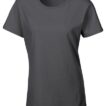 En mørkegrå T-shirt ligger fladt på en hvid baggrund med en blå og hvid etiket, der viser mærket "Gildan".