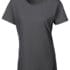 En mørkegrå T-shirt ligger fladt på en hvid baggrund med en blå og hvid etiket, der viser mærket "Gildan".