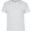 Grå T-shirt med korte ærmer og rund hals. T-shirten hænger på en neutral baggrund. Mærket "GILDAN" ses på etiketten ved halsen.