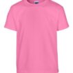 Lyserød T-shirt hænger for sig selv på en hvid baggrund. Der er et lille mærke på kraven med teksten "GILDAN".