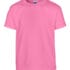 Lyserød T-shirt hænger for sig selv på en hvid baggrund. Der er et lille mærke på kraven med teksten "GILDAN".