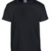 Sort t-shirt hænger frit. En etiket øverst viser mærket "Gildan". Der er ingen andre elementer omkring trøjen.