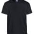 Sort t-shirt hænger frit. En etiket øverst viser mærket "Gildan". Der er ingen andre elementer omkring trøjen.