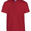 Rød T-shirt med korte ærmer, ingen grafik eller mønster, hængende mod en hvid baggrund. Etiketten i nakken viser mærket "Gildan."