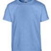 Lyseblå T-shirt hænger mod en hvid baggrund. Teksten på mærket ved halsudskæringen lyder: "GILDAN". T-shirten har korte ærmer og en klassisk rund hals.