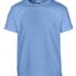Lyseblå T-shirt hænger mod en hvid baggrund. Teksten på mærket ved halsudskæringen lyder: "GILDAN". T-shirten har korte ærmer og en klassisk rund hals.