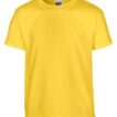 Gul T-shirt hænger imod en hvid baggrund. Øverst sidder en etiket med teksten "GILDAN."