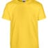 Gul T-shirt hænger imod en hvid baggrund. Øverst sidder en etiket med teksten "GILDAN."