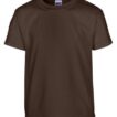 En brun kortærmet T-shirt hænger frit mod en hvid baggrund. Teksten på mærket i nakken viser: "GILDAN."