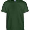 En mørkegrøn T-shirt hænger mod en hvid baggrund. Text på etiketten siger: "GILDAN."