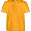 En gul T-shirt med rund hals vises mod en hvid baggrund. Mærkat på halsen siger "Gildan".
