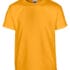 En gul T-shirt med rund hals vises mod en hvid baggrund. Mærkat på halsen siger "Gildan".