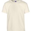 En hvid T-shirt hænger frit mod en hvid baggrund. På indersiden af nakken er der et blåt mærke med teksten "GILDAN".