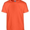 Orange t-shirt hænger mod en hvid baggrund.