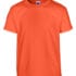 Orange t-shirt hænger mod en hvid baggrund.