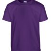 Den lilla T-shirt hænger frit med kort ærmer og en rund hals, set mod en hvid baggrund. Et lille hvidt stofmærke med noget tekst er synligt på indersiden af ​​halskanten.
