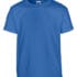 En lyseblå Gildan T-shirt hænger frit mod en hvid baggrund.