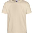 Beige t-shirt hænger i et neutralt lys. På kraven er der en lille blå etiket med teksten "GILDAN". Trøjen er enkel uden mønstre eller andre dekorationer.