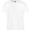 Hvid t-shirt hænger mod en hvid baggrund. På kraven står teksten "GILDAN."