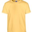 En gul T-shirt hænger frit i luften. På mærkaten står der "Gildan". Baggrunden er hvid og uden yderligere dekoration.