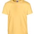 En gul T-shirt hænger frit i luften. På mærkaten står der "Gildan". Baggrunden er hvid og uden yderligere dekoration.
