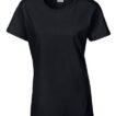 Sort T-shirt står oprejst mod en hvid baggrund. Etiketten inde i kraven har teksten "GILDAN" i blå bogstaver.
