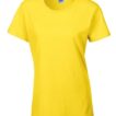 Gul t-shirt med korte ærmer og rund halsudskæring står oprejst mod en hvid baggrund. Tekst på mærket: "Gildan."