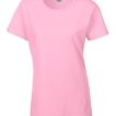 Lyserød T-shirt hænger i en ubestemt baggrund. Mærket "Gildan" er synligt i kraven.