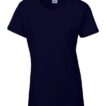 En simpel sort T-shirt med korte ærmer og rund halsudskæring hænger mod en hvid baggrund. Etiketten på indersiden af kraven viser mærket "Gildan".