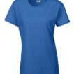 En blå kortærmet T-shirt med rund hals er afbilledet i en simpel studiebaggrund. Tekst på mærket: "Gildan."