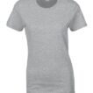Grå T-shirt på en neutral hvid baggrund. Tekst på mærket indeni halsudskæringen siger: "Gildan".