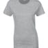 Grå T-shirt på en neutral hvid baggrund. Tekst på mærket indeni halsudskæringen siger: "Gildan".