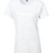 En hvid T-shirt fra mærket Gildan hænger isoleret mod en hvid baggrund.