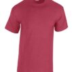 En rød T-shirt vises i et neutralt studio. Den er kortærmet med rund hals, uden synlige tryk eller mønstre, og hænger frit uden baggrundsdetaljer.