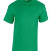 Grøn T-shirt, der hænger uden ærmer på en usynlig bøjle, placeret mod en hvid baggrund. Trøjen ser ny og ubenyttet ud.