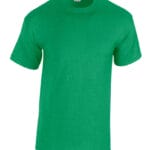 Grøn T-shirt, der hænger uden ærmer på en usynlig bøjle, placeret mod en hvid baggrund. Trøjen ser ny og ubenyttet ud.