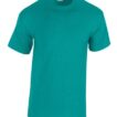 En turkis t-shirt hænger frit uden baggrund. Mærket "Gildan" er synligt på en lille indvendig label tæt på halsen.