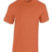 En orange T-shirt hænger på en hvid baggrund. Der ses ingen tekst eller andre elementer omkring T-shirten.